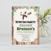 Invitation adulte d'anniversaire de chasse de (Debout devant)