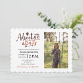 Invitation "Adventure Await" Photo de fin d'études externes (Debout devant)