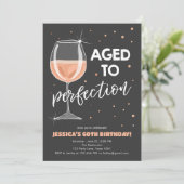 Invitation Âgé à la perfection Vin Rose Surprise Anniversaire (Debout devant)