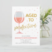 Invitation Âgé à la perfection Vin Rose Surprise Anniversaire (Debout devant)