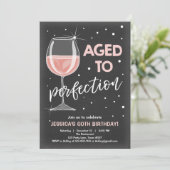 Invitation Âgé à l'anniversaire d'adulte de vin (Debout devant)