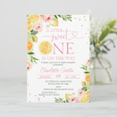 Invitation Agrumes floraux un peu sucrés un Baby shower (Debout devant)