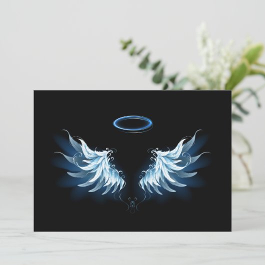 Invitation Ailes d'angle brillant bleu sur arrière - plan noi (Debout devant)