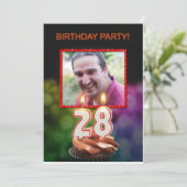 Invitation Ajouter une photo, fête du 28e anniversaire Invita (Debout devant)