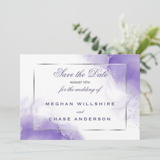 Invitation Améthyste Violet Script Argent (Debout devant)