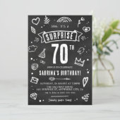 Invitation Amusants Chalkboard Doodle Surprise 70e anniversai (Debout devant)