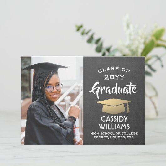 Invitation Année de classe Chalkboard Gris & Gold Graduation (Debout devant)