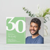 Invitation anniversaire 30 ans photo vert gras (Debout devant)