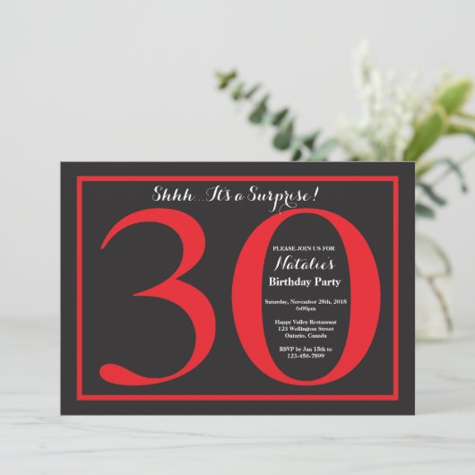 Invitation Anniversaire 30 ans surprise tableau noir rouge et (Debout devant)