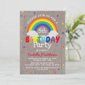 Invitation Anniversaire Arc-en-ciel Rustique | Coloré (Debout devant)