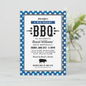 Invitation Anniversaire BBQ Cochon Rôti Gingham Bleu (Debout devant)