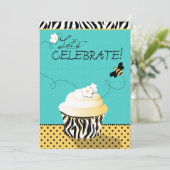 Invitation Anniversaire d'abeille et de petit gâteau (Debout devant)