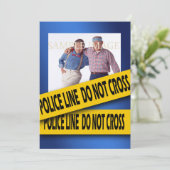 Invitation Anniversaire de bleu de meurtre et mystère (Debout devant)