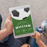 Invitation Anniversaire de enfant de balle de football<br><div class="desc">Que vous l'appeliez football ou football,  vous obtiendrez un coup de pied de cette invitation pour une fête d'anniversaire d'enfant. Avec un gros ballon de football,  un gazon vert et une typographie ludique,  cela donne le ton d'une grande fête sportive.</div>