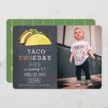 Invitation Anniversaire de photo de tableau de Twosday mardi<br><div class="desc">Ce 2ème de "taco simple et moderne"/deuxième invitation orientée mexicaine twosday de fête d'anniversaire comporte votre photo et un arrière - plan de tableau avec des tacos d'une paire avec les lettrages simples et audacieux. Non seulement pour des enfants mais aux adultes aussi bien. Le verso comporte un arrière -...</div>