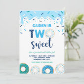 Invitation Anniversaire Donut Two Sweet Fête Donut (Debout devant)