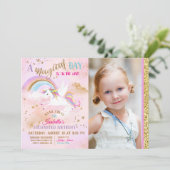 Invitation Anniversaire enchanté d'étincelle d'arc-en-ciel de (Debout devant)