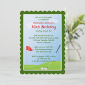 Invitation Anniversaire jouant au golf de boule et de drapeau (Debout devant)