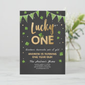 Invitation Anniversaire Lucky One First Birthday G (Debout devant)