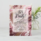 Invitation Anniversaire moderne de marbre rose bordeaux doré (Debout devant)