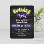 Invitation Anniversaire Party Neon Connexion Brick Wall (Debout devant)