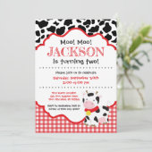 Invitation Anniversaire rouge de ferme de vache à enfants (Debout devant)
