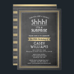 Invitation Anniversaire Surprise Party Black Chalkboard et Go<br><div class="desc">Peux-tu garder un secret ? Famille d'Invitations et amis à une fête d'anniversaire élégante et passionnante surprise avec des invitations personnalisées en noir, blanc et or. Toute la formulation de ce modèle est simple à personnaliser, y compris le message qui dit "Shhh! C'est une SURPRISE." Le design comprend une bordure...</div>