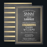 Invitation Anniversaire Surprise Party Black Chalkboard et Go<br><div class="desc">Peux-tu garder un secret ? Famille d'Invitations et amis à une fête d'anniversaire élégante et passionnante surprise avec des invitations personnalisées en noir, blanc et or. Toute la formulation de ce modèle est simple à personnaliser, y compris le message qui dit "Shhh! C'est une SURPRISE." Le design comprend une bordure...</div>