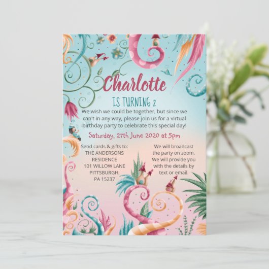 Invitation Anniversaire virtuel, maisons blanches fleuries et (Debout devant)