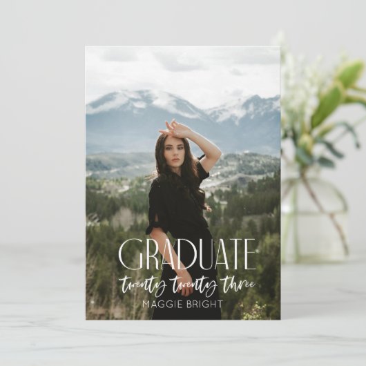 Invitation Annonce de diplômé moderne 2023 (Debout devant)