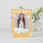 Invitation Annonce de diplômé rétro hippie (Debout devant)