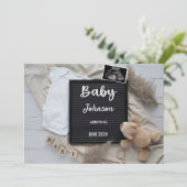 Invitation Annonce de grossesse | Bébé élégant sur un tableau (Debout devant)