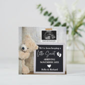 Invitation Annonce de grossesse sur un tableau à lettres avec (Debout devant)