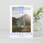 Invitation Annonce de remise de diplôme avec photo et nœud bl (Debout devant)