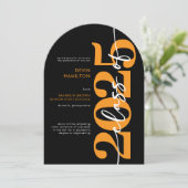 Invitation Annonce de remise de diplôme en typographie orange (Debout devant)