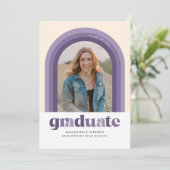 Invitation Annonce de remise de diplôme rétro violet avec arc (Debout devant)