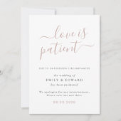 Invitation Annonce de report de mariage écriture main rose (Devant)