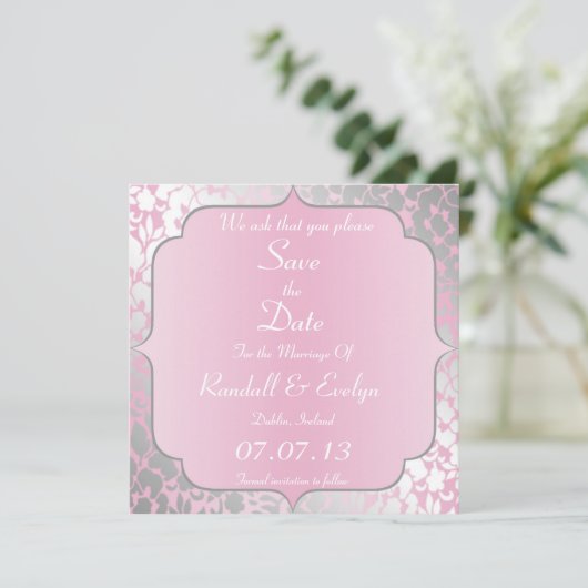 Invitation Annonce de sauvegarde de date bébé rose métallisé (Debout devant)