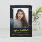 Invitation Annonces de graduation photo en marbre bleu or (Debout devant)