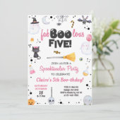 Invitation ANY AGE fa-boo-lous Halloween girl boo-thday. (Debout devant)