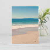 Invitation Aqua Blue Beach Sand and Sea Scene (Debout devant)