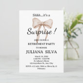 Invitation Aquarelle Beige Bow Surprise Retraite Party (Debout devant)