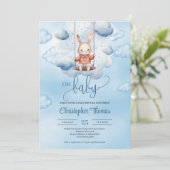 Invitation Aquarelle bleu bébé lapin sur balançoire dans le c (Debout devant)