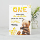 Invitation Aquarelle Jaune Douce Ours Miel Premier anniversai (Debout devant)
