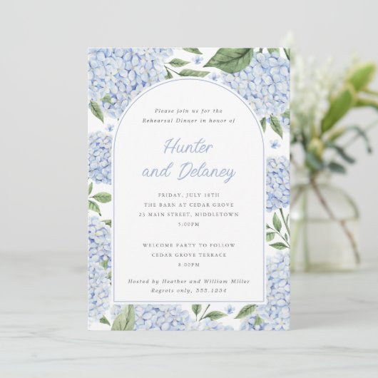 Invitation Arc de fleurs d'hydrangea bleue pour dîner de répé (Debout devant)