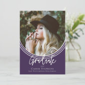Invitation Arc Inverti Script tendance Graduate Photo violet (Debout devant)
