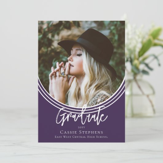 Invitation Arc Inverti Script tendance Graduate Photo violet (Debout devant)