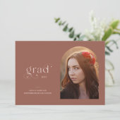 Invitation Arc moderne rouille rouge 1-Photo 2023 Graduation  (Debout devant)