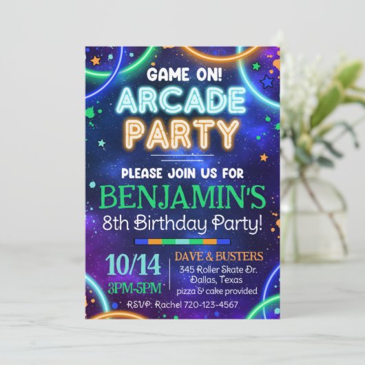 Invitation Arcade, Invitation Arcade Llow (Debout devant)