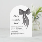 Invitation Arch Black Bow She's Tying the Knot Bridal Shower (Debout devant)